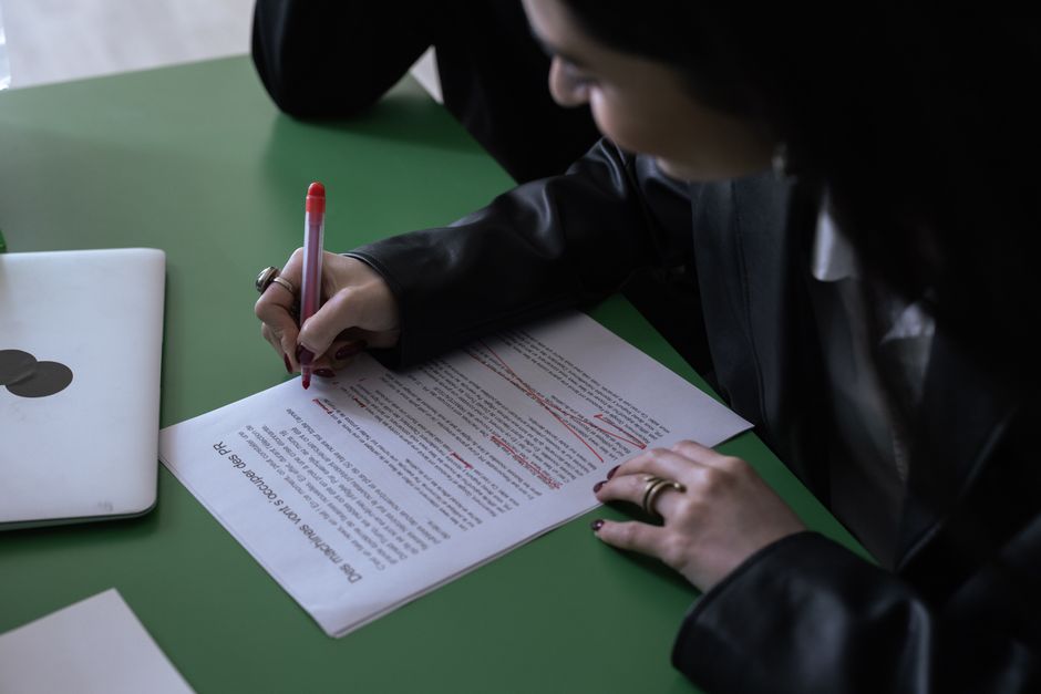 person annotating text on laptop screen